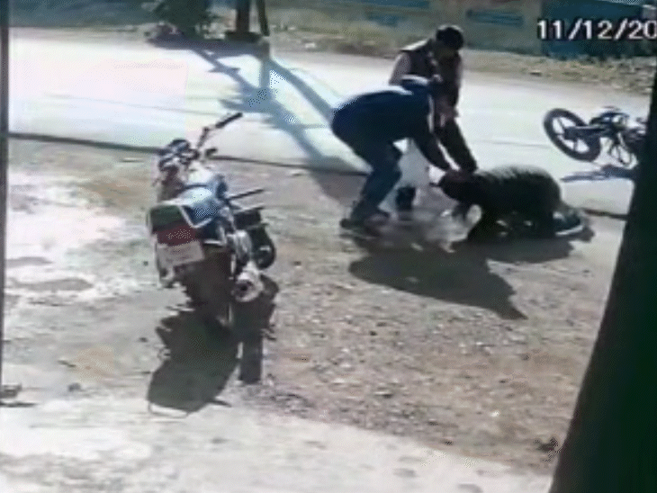 दूसरे बदमाश ने धर्मेंद्र के सिर से सटाकर एक के बाद एक 3 गोलियां दाग दीं।