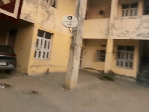 दीपक बाइक पर सवार होकर छत पर न्यूजपेपर फेंकता हुआ।