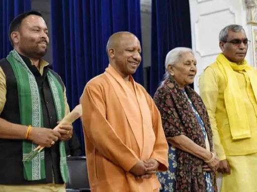 ये तस्वीर योगी सरकार के 2.0 के पहले मंत्रिमंडल विस्तार की है, जब ओपी राजभर को कैबिनेट में जगह दी गई थी।