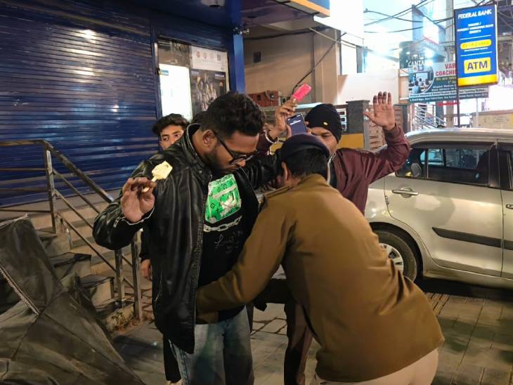 पुलिस ने रेंडम चेकिंग भी की, कई लोगों को चेक भी किया।