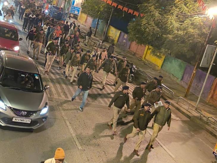 रात में पुलिस ने प्रभातफेरी मार्ग का दौरा किया।