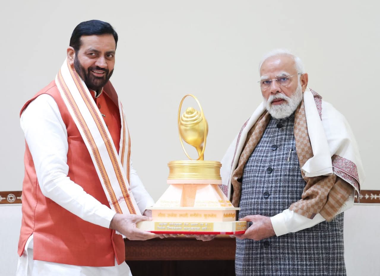 पीएम से मुलाकात के दौरान सीएम नायब सैनी कुरुक्षेत्र के पांचजन्य संघ चौक का स्मृति चिन्ह देते हुए।