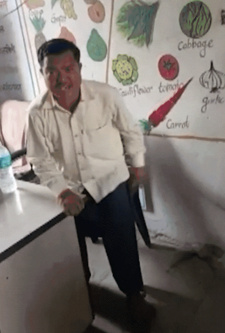 बच्चे टीचर की इस तरह पहले भी स्कूल आने की शिकायत पेरेंट्स से कर चुके हैं।