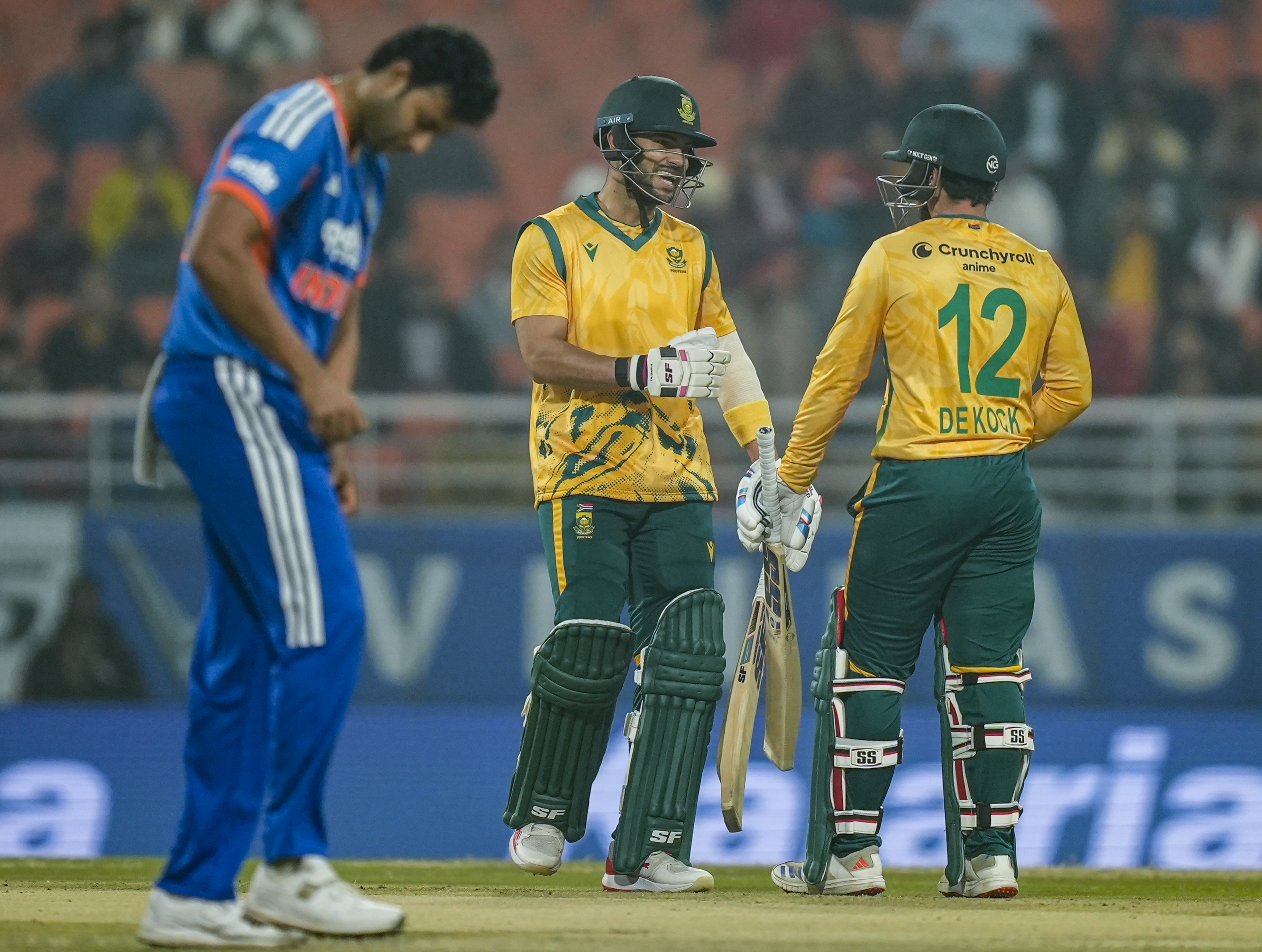 रनआउट होने से बचने के बाद डी कॉक से बात करते हुए हेंड्रिक्स।