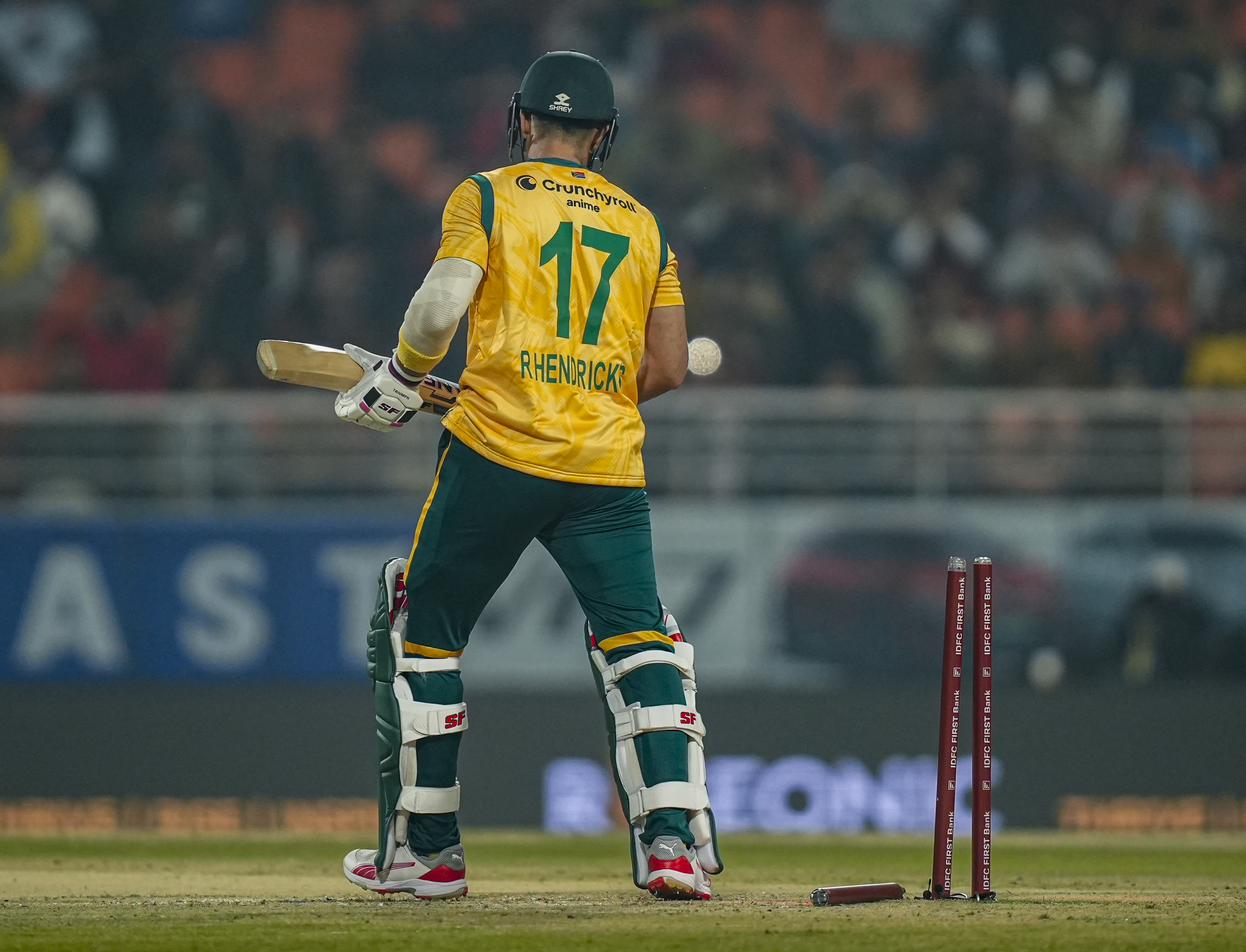 वरुण चक्रवर्ती ने रीजा हेंड्रिक्स को सिर्फ 8 रन पर बोल्ड कर दिया।