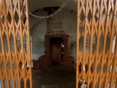 गुहेत जाण्याचे प्रवेशद्वार.