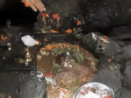 गुहेच्या आत असलेल्या तांब्याच्या शिवलिंगाची स्थापना आदि शंकराचार्यांनी केली होती.