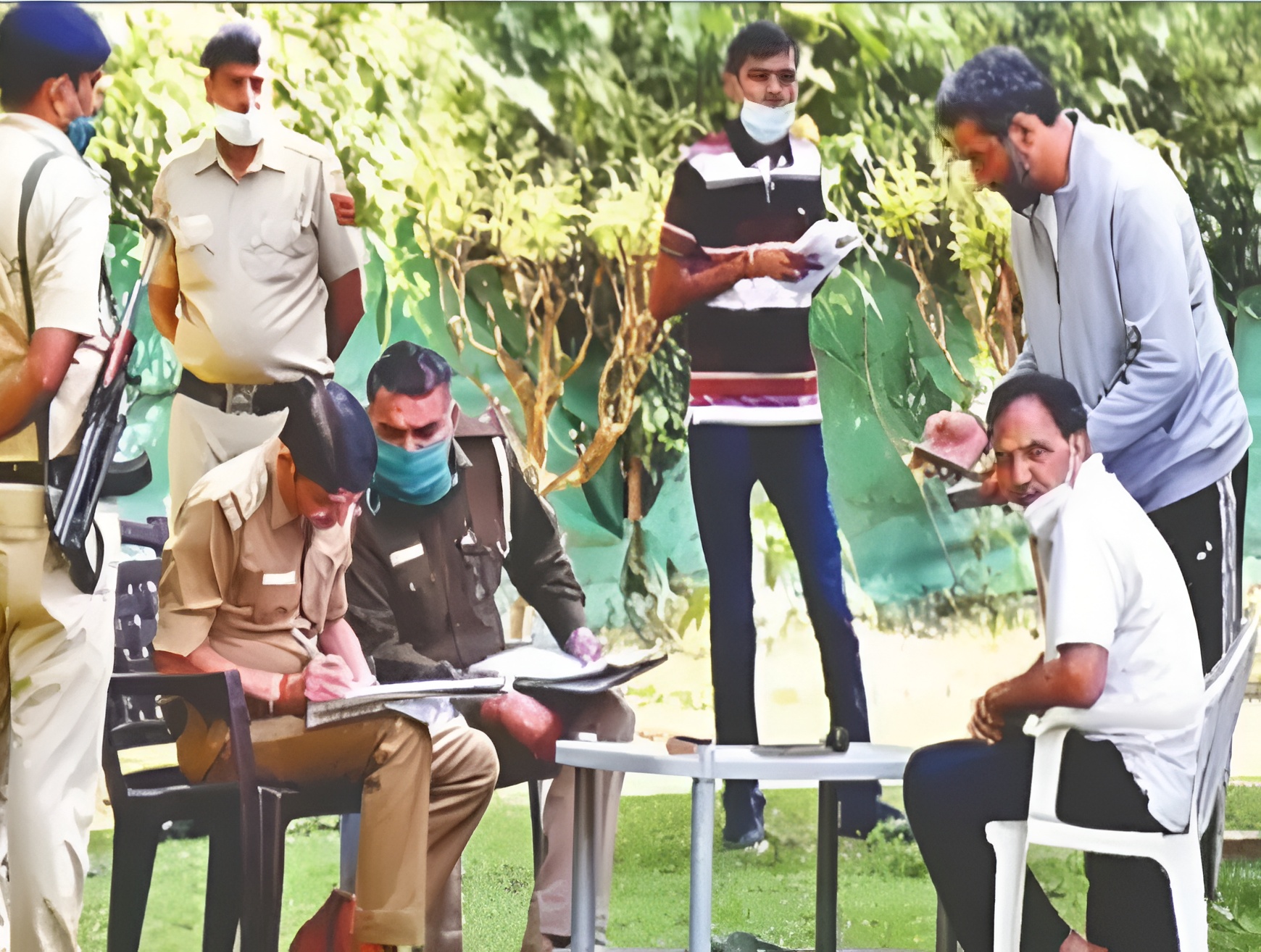 PU में हत्या के बाद आस पास के लोगों के बयान दर्ज करती हुई पुलिस।