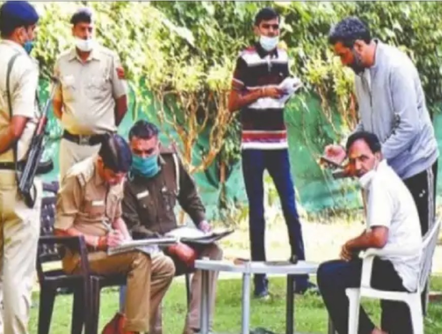 PU में हत्या के बाद आस पास के लोगों के ब्यान दर्ज करती हुई पुलिस।