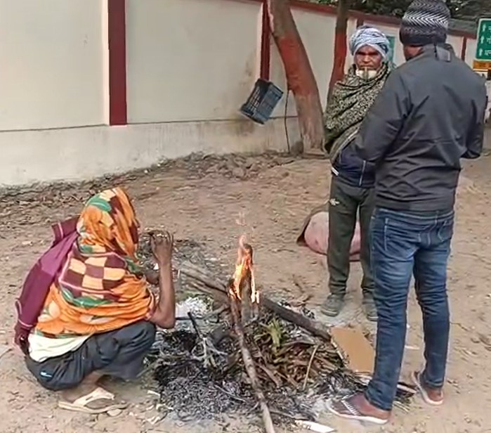 जामताड़ा में अलाव तापते लोग।