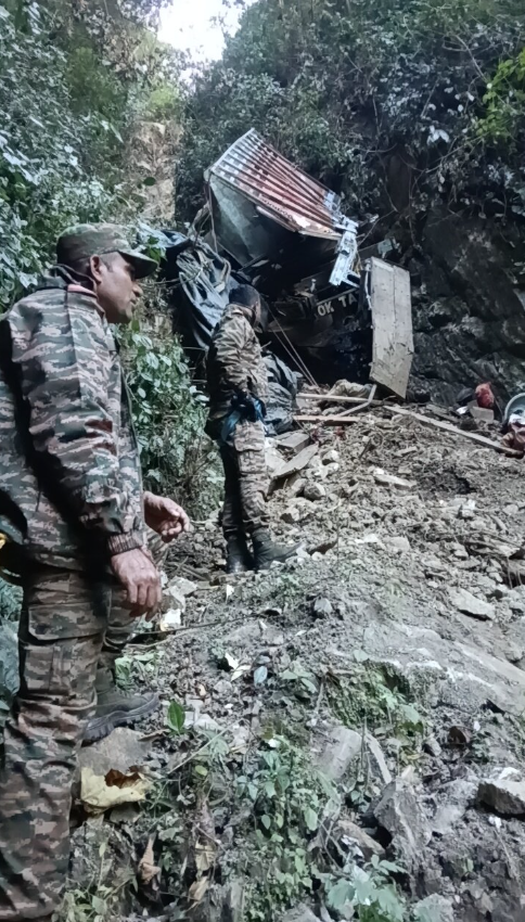 ट्रक के टुकड़े मिले।