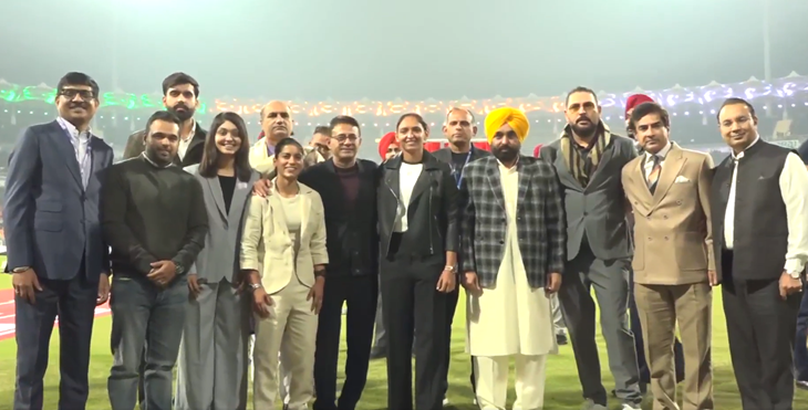 पूर्व क्रिकेटर युवराज सिंह, वर्ल्ड कप विनर वीमेंस टीम कैप्टन हरमनप्रीत कौर, अमनजोत कौर और हरलीन देओल के साथ पंजाब के सीएम भगवंत मान।
