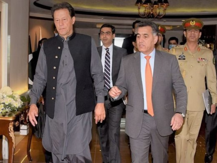 ছবিটি প্রাক্তন আইএসআই প্রধান হামিদ (ডানে) এবং প্রাক্তন পাক প্রধানমন্ত্রী ইমরান খানের (বামে)।