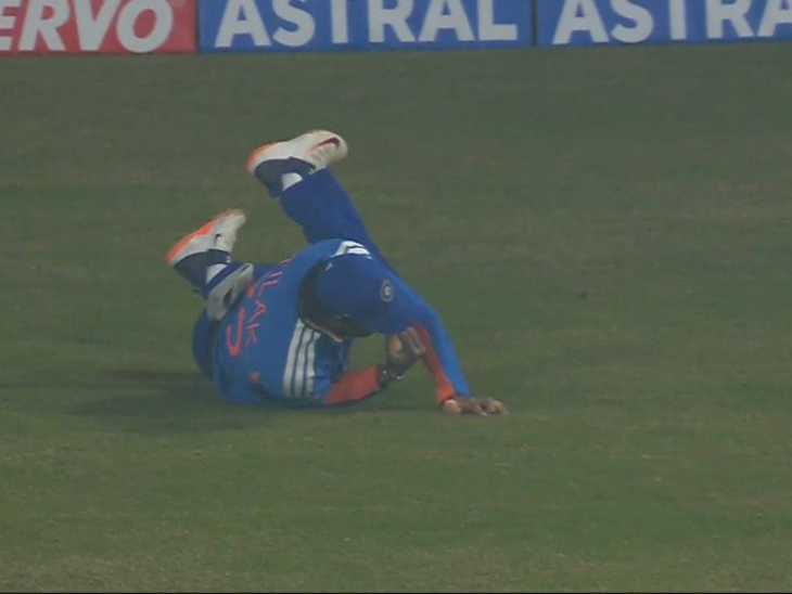 तिलक ने आगे की तरफ छलांग लगाकर कैच लपक लिया।