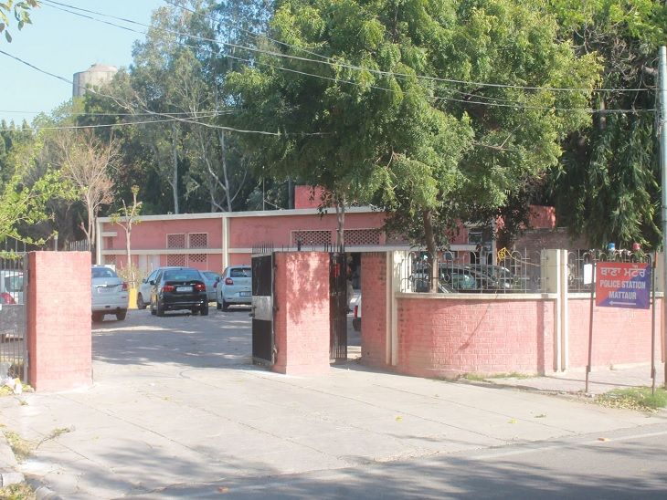 पीड़ित ने कुराली पुलिस में शिकायत दर्ज कराई और आरोपियों की फोटो भी सौंपी।