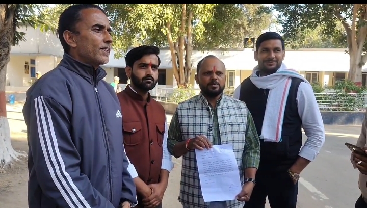 परशुराम सेना के जिलाध्यक्ष देवेश शर्मा ने थाने में की शिकायत।