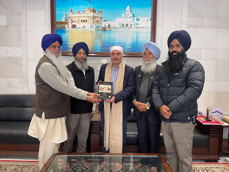 SGPC के सूचना केंद्र में सम्मान प्रदान किया गया।