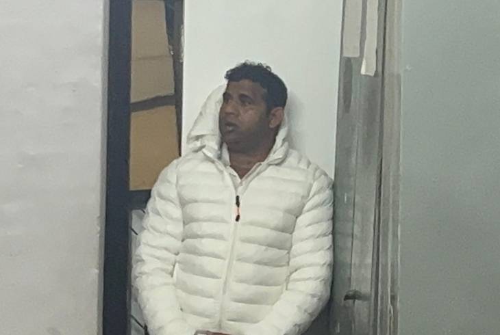 पुलिस के अनुसार, दशरथ नोएडा, बुलंदशहर, मेरठ और लखनऊ समेत कई जिलों में लोगों को झांसा देकर धोखाधड़ी कर चुका है।