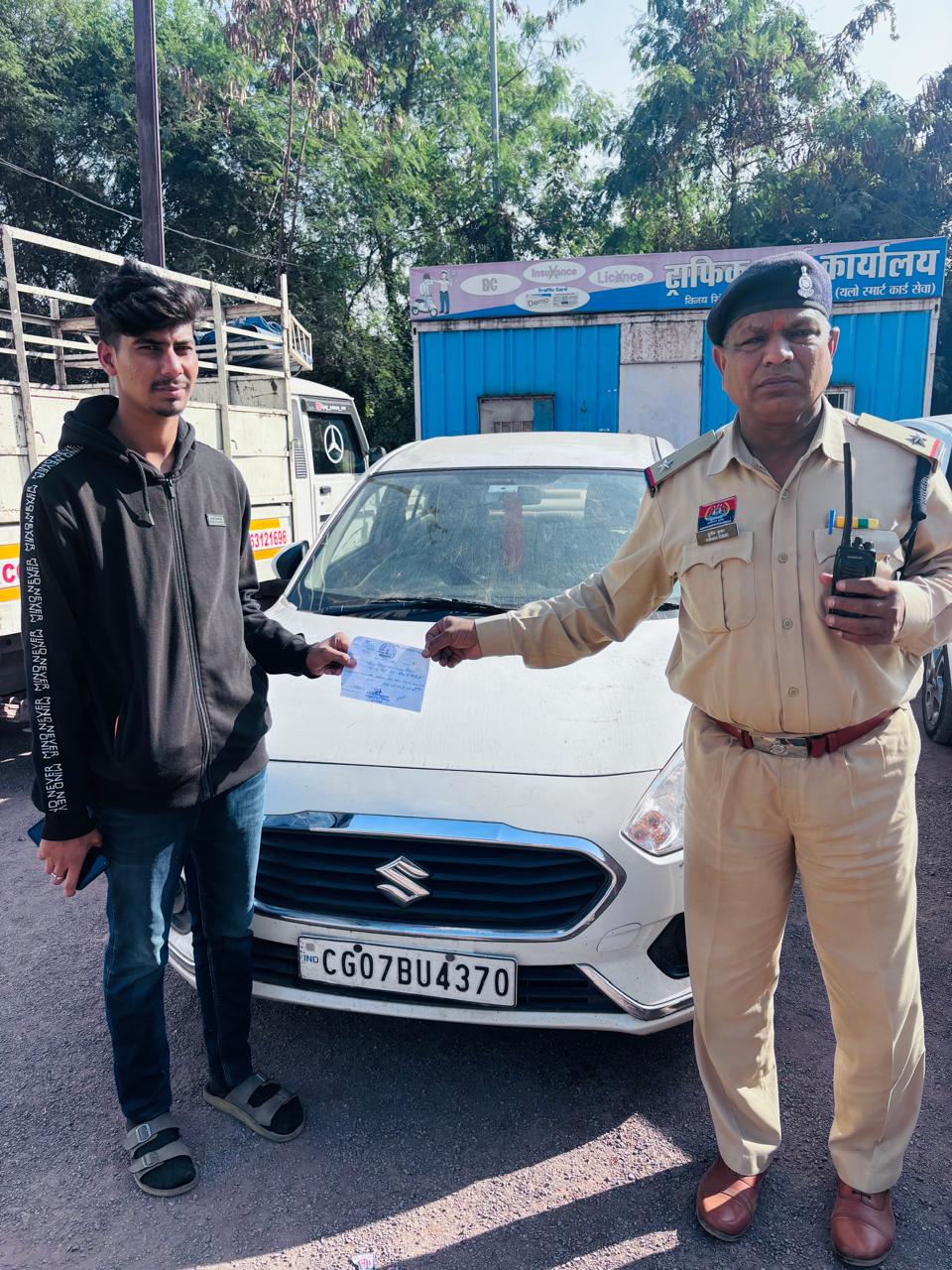 कार में खिड़की पर बैठकर वीडियो बना रहे थे, पुलिस ने काटा चालन।