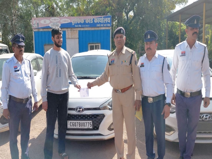 स्टंट करने वालों का पुलिस ने काटा चालान।