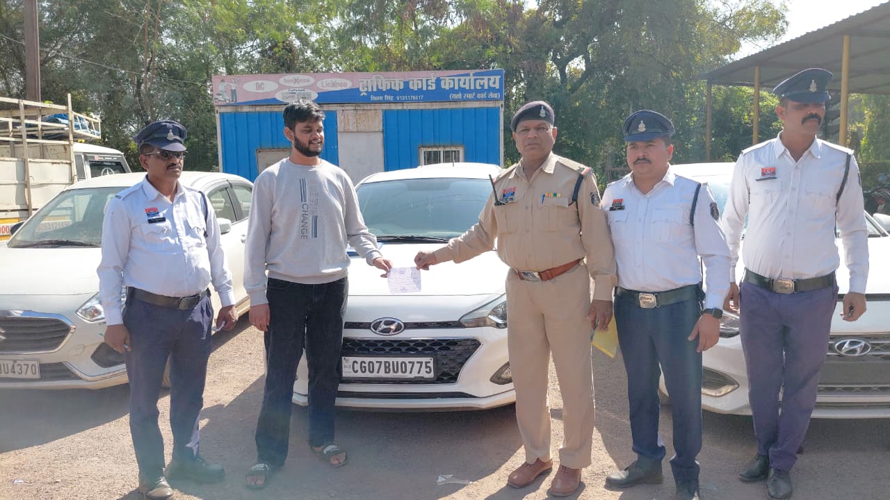 स्टंट करने वालों का पुलिस ने काटा चालान।