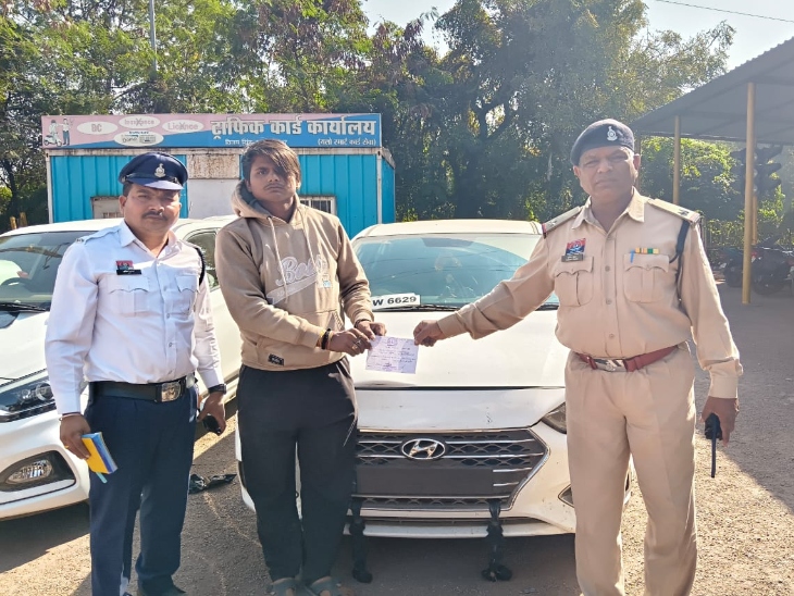 बिना नंबर प्लेट सायरन बजाकर घूम रहा था युवक, पुलिस ने पकड़ा।