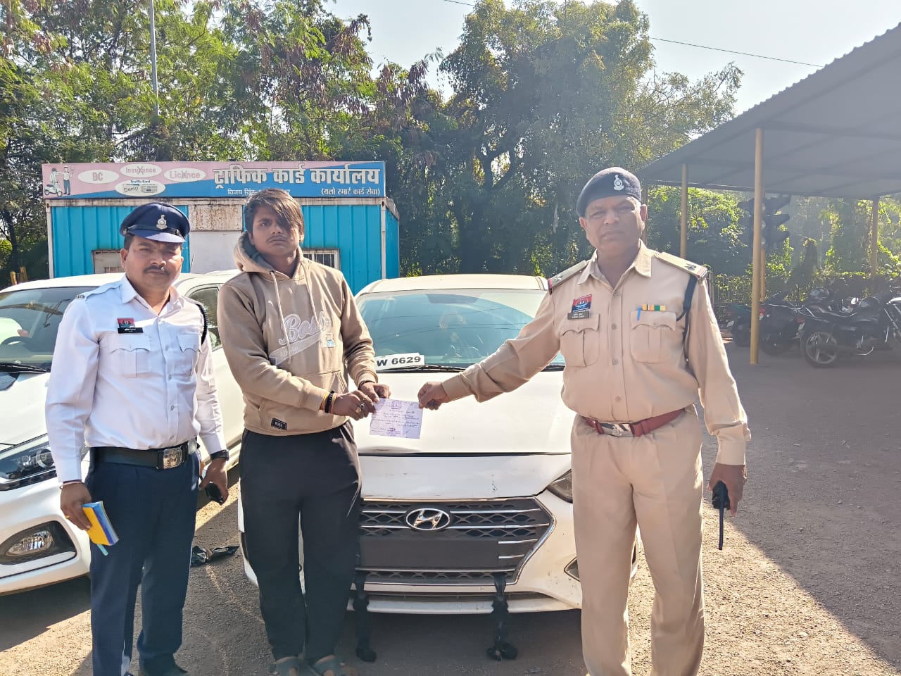 बिना नंबर प्लेट सायरन बजाकर घूम रहा था युवक, पुलिस ने पकड़ा।