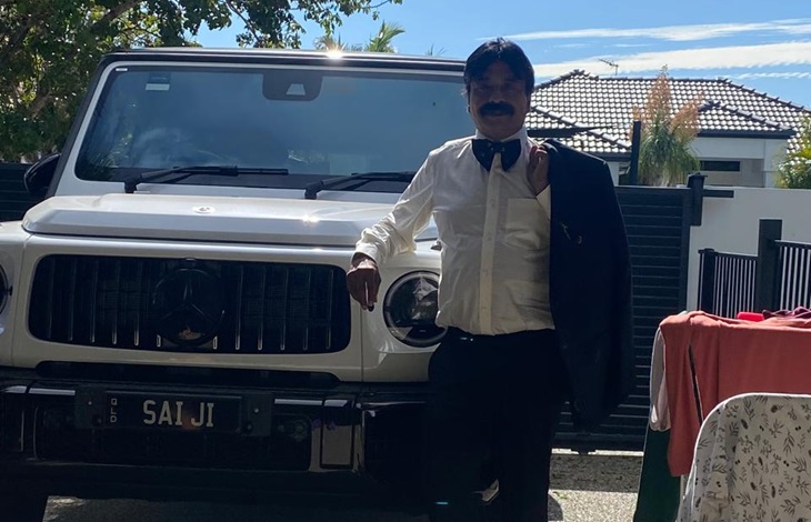 बेटे की जी-वैगन के साथ पिता अरूण अग्रवाल।