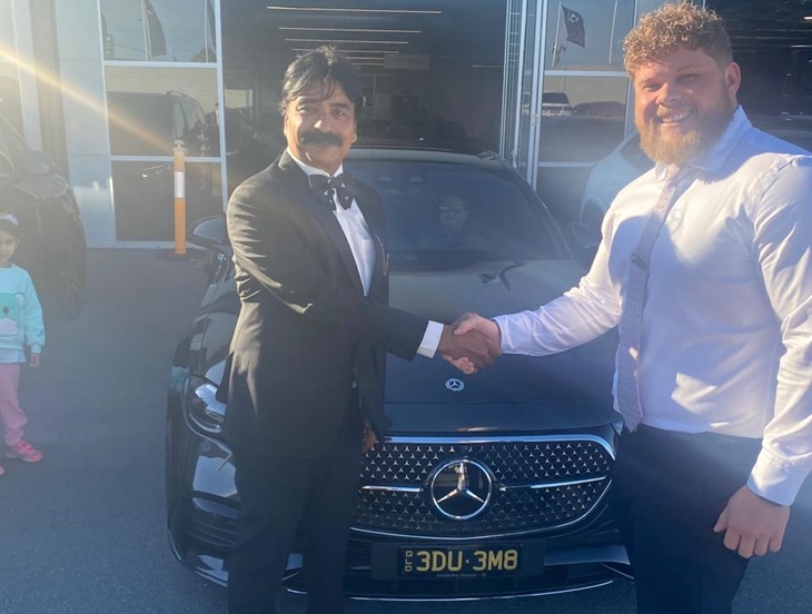 मर्सिडीज की खरीद के वक्त अरूण अग्रवाल।