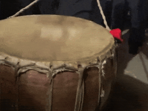 दमाऊ जिसे शुभकार्य की शुरुआत में बजाया जाता है।