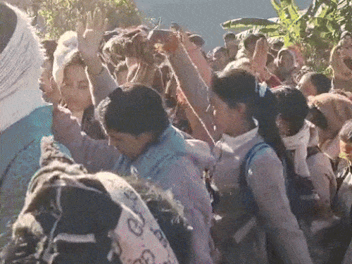 ढोल दमाऊ की थाप पर झूमते लोग।