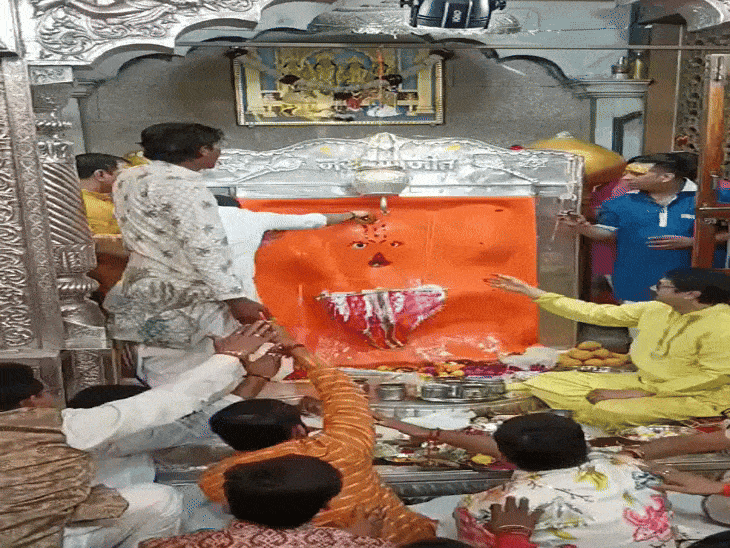 पुजारियों द्वारा रणजीत बाबा का अभिषेक किया गया।