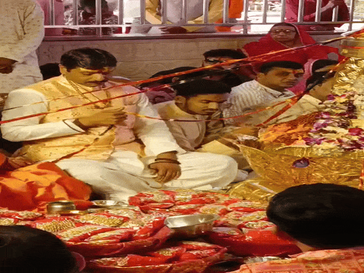 विग्रह का महाभिषेक और सवा लाख रक्षा सूत्रों को अभिमंत्रित किया जा रहा है।