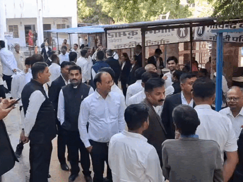 नामांकन वापसी को लेकर चर्चा करते हुए वकील व उम्मीदवार