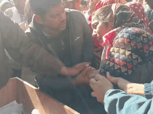 भाई की पार्थिव देह देखते ही जवान की बहन बेसुध सी हो गई।