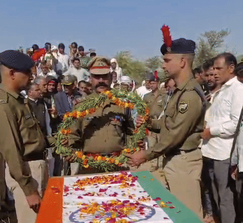 आईटीबीपी की ओर से जवान की पार्थिव देह पर पुष्प चक्र अर्पित किया गया।