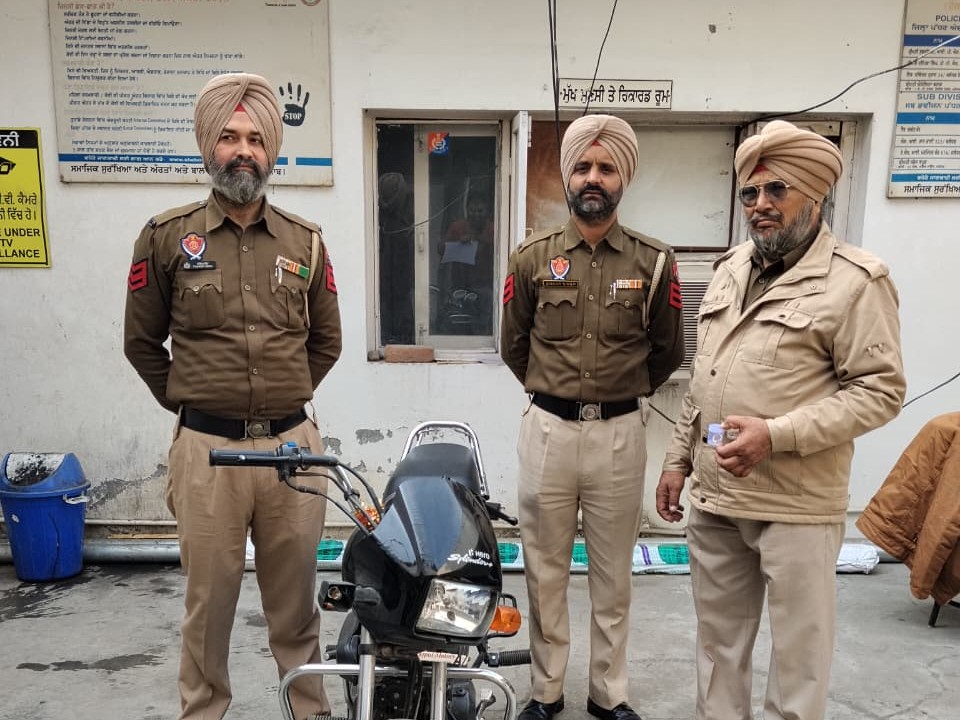 जालंधर में लूटपाट करने वाले गिरोह का खुलासा:  5 आरोपी अरेस्ट, 8 मोबाइल, 7 बाइक बरामद, महिला से लूटी सोने की बालियां – Jalandhar News