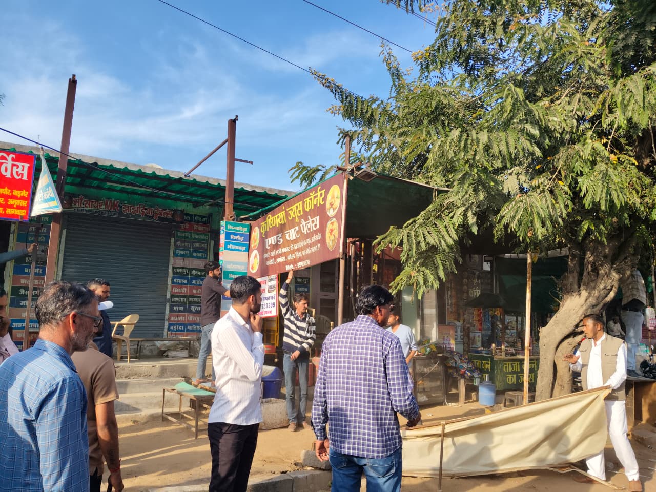 अतिक्रमण हटाते नगरपरिषद के अधिकारी