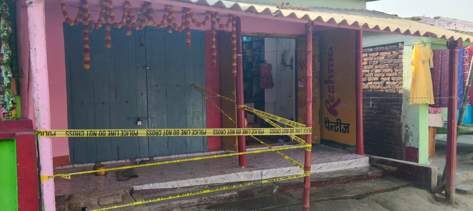 जांच के लिए घटनास्थल पर पुलिस ने घेराबंद की है, ताकि सबूतों से किसी तरह की छेड़छाड़ न की जा सके।