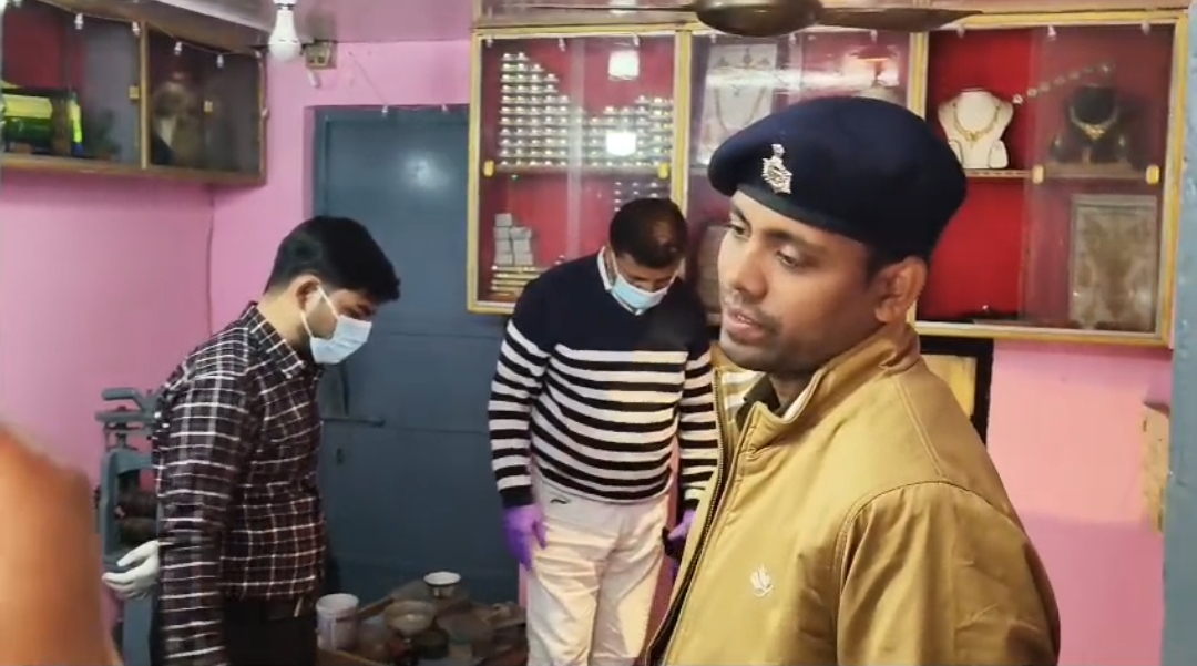 जिस ज्वेलरी की दुकान में चोरी की गई, वहां जांच पड़ताल करती FSL की टीम।