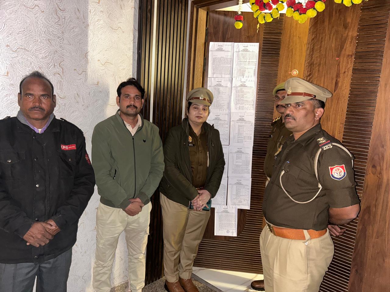 कुर्की आदेश चस्पा हुए।