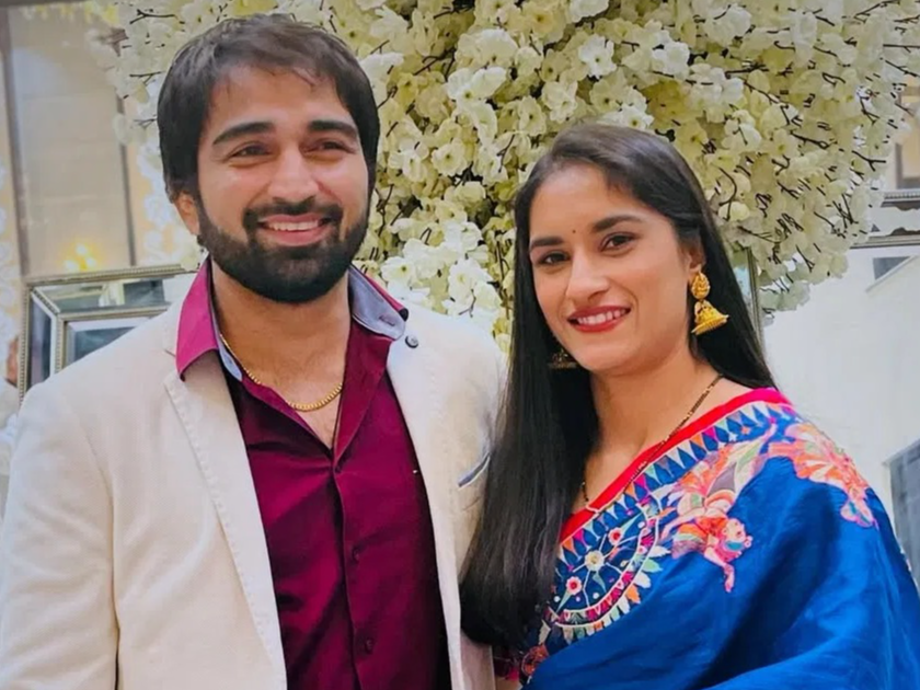 अपने पति सोमवीर राठी के साथ विनेश फोगाट।