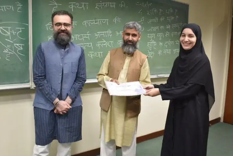 गुरमानी सेंटर के डायरेक्टर डॉ. अली उस्मान कासमी (बाएं) और डॉ. शाहिद रशीद (बीच में) एक स्टूडेंट के साथ।