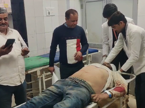 पुलिस ने गैंगवार के बाद दो बदमाशों को डिटेन कर लिया है।