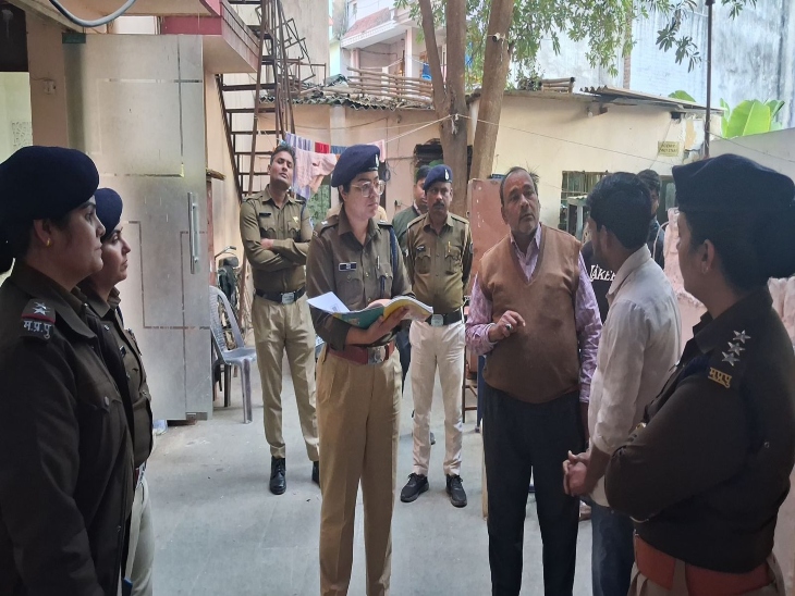 एएसपी विदिता डागर स्पा सेंटर की छानबीन करते हुए।