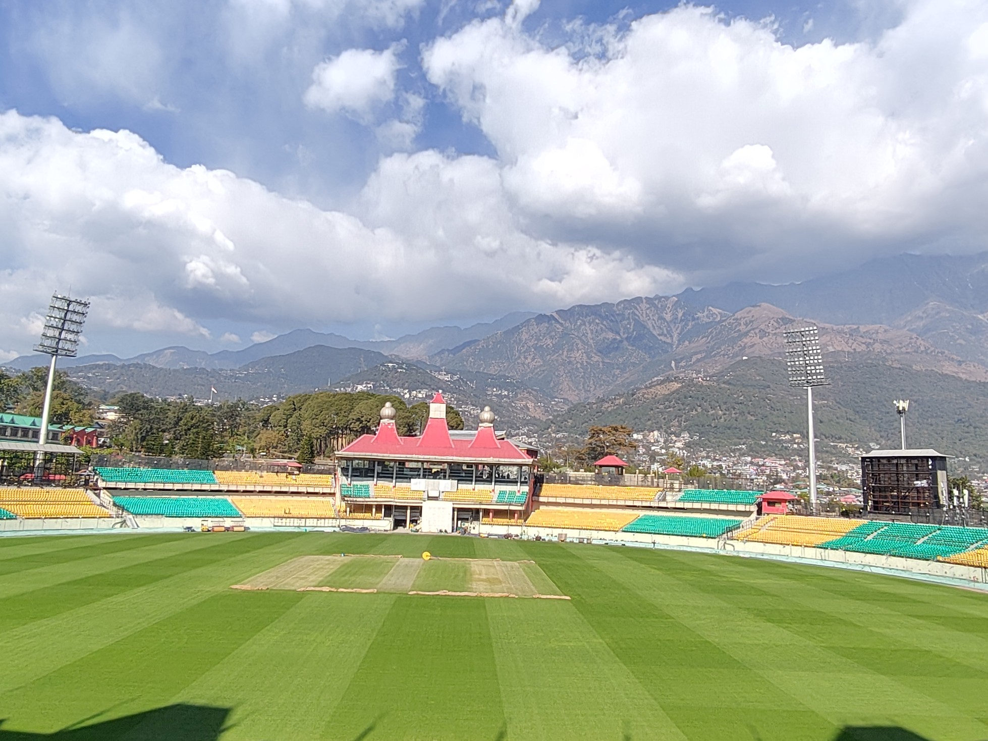 हिमाचल के धर्मशाला में खूबसूरत क्रिकेट स्टेडियम।
