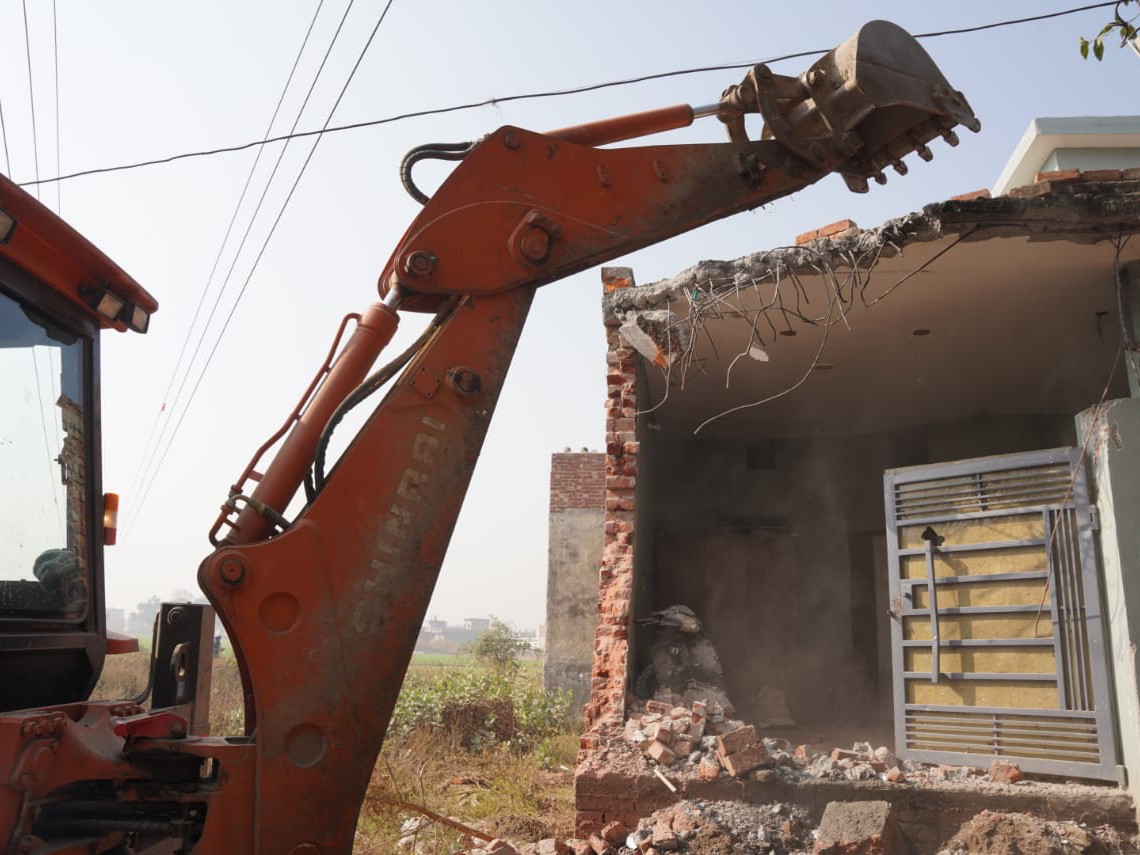 फतेहगढ़ साहिब में नशा तस्कर महिला का घर ध्वस्त करती जेसीबी
