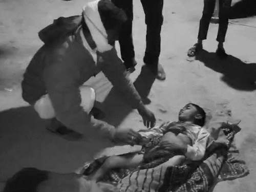 फोटो गुरुवार का है। जब विक्रम का शव झाड़ियों में मिला था।