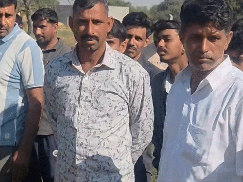 गैंगवार के बाद मौके पर लोगों की भीड़ जुट गई।