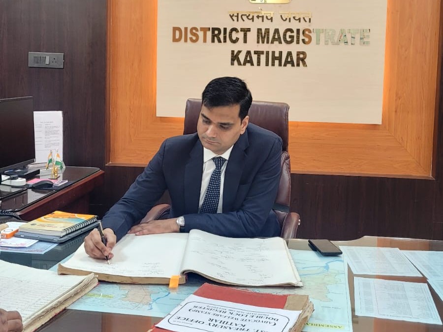 Ashutosh Dwivedi took charge as Katihar DM